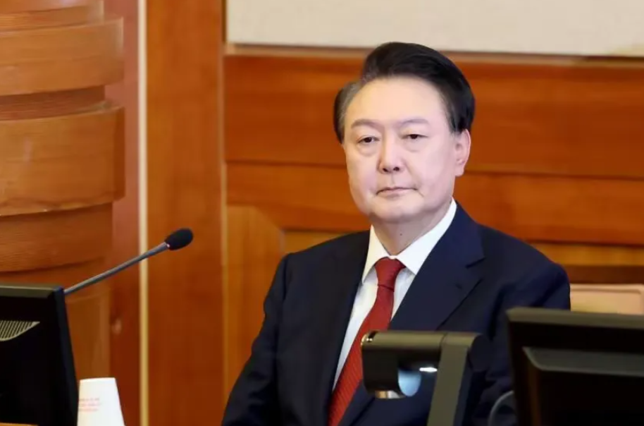 尹锡悦在看守所度过三个夜晚后，换下囚服穿西服系红领带出庭了，他看上去好憔悴！
