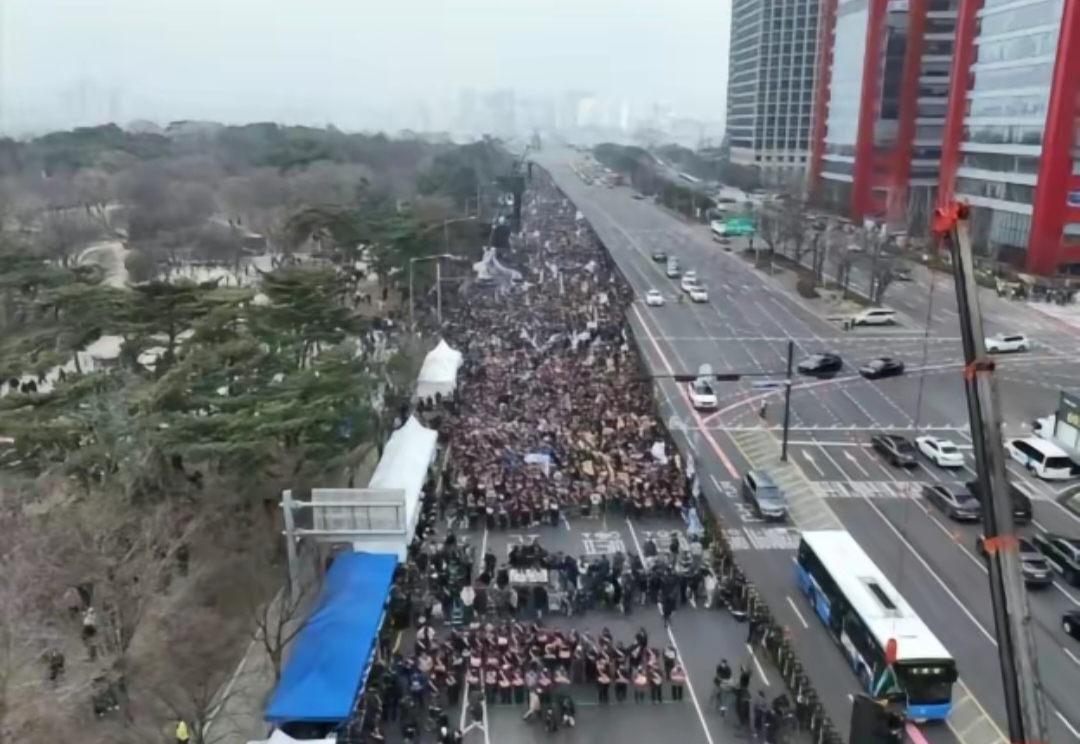韩国医生罢工潮持续，大海医学会前会长卢焕奎被指煽动医生集体行动，9号上午赴警局受