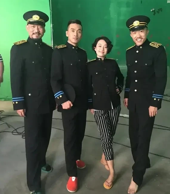 第一次见马伊琍这样打扮，很接地气。
