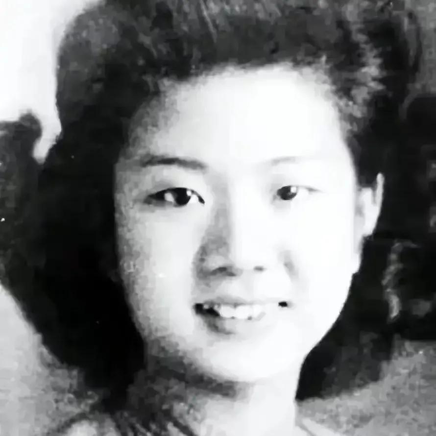 1949年，1女战士被捕，敌人：你招还是不招？女战士对此置之不理。谁知，敌人竟挑