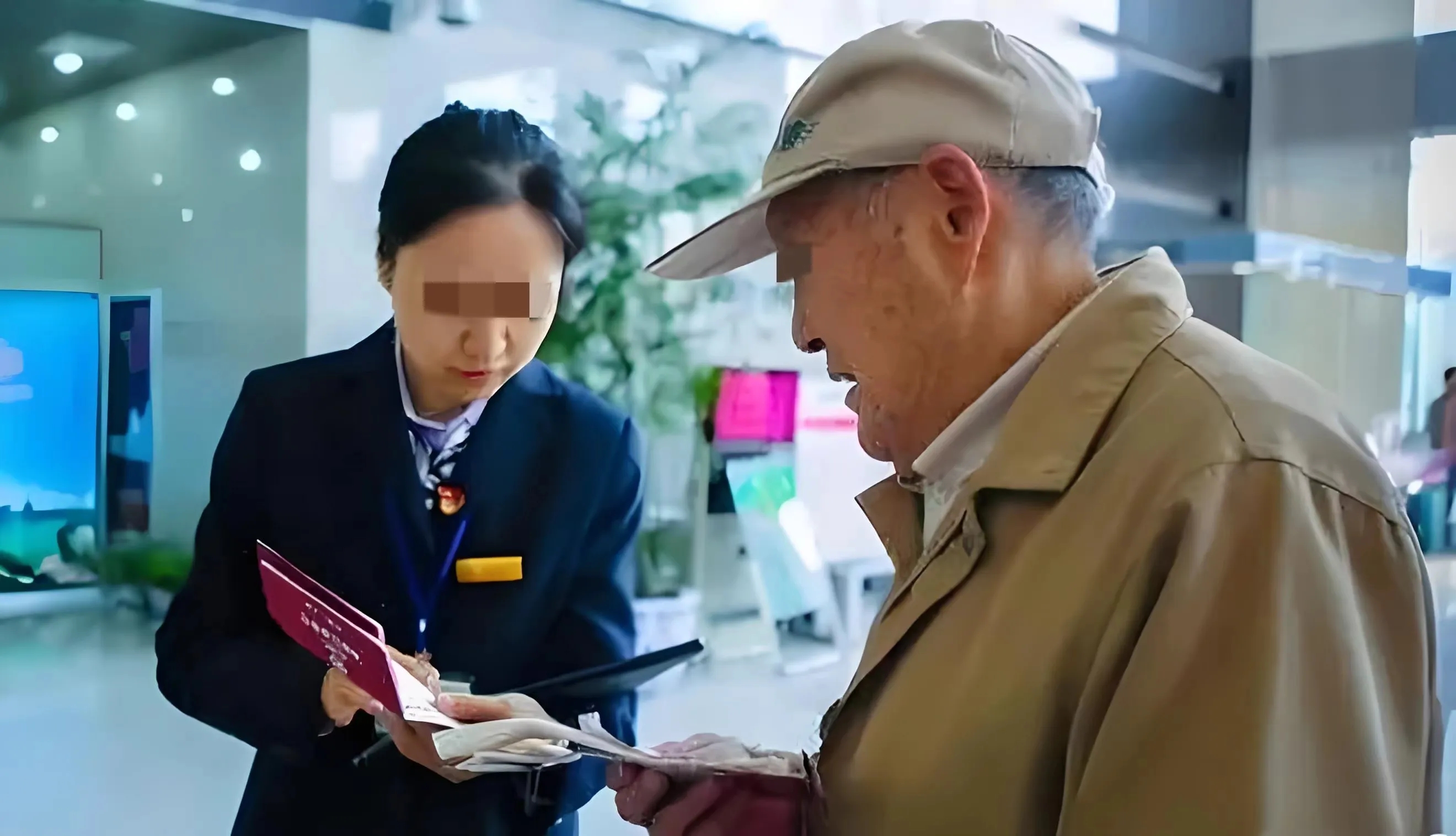“银行抢钱！”河南三门峡，大爷拿着5万存单，去银行取钱，没想到，柜员一看存单是3