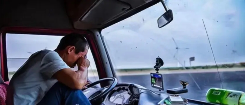 广西南宁的江先生犯困在应急车道停车睡觉，被罚200元扣6分，法庭上，他出了一道题