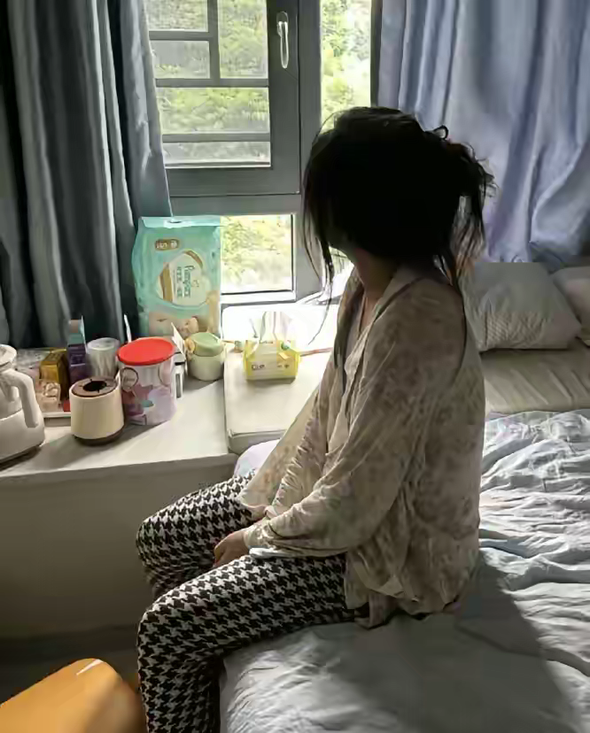 出月子36天，我真的感觉快撑不下去了！每天穿着满是奶渍的衣服，敞着胸随时准备给宝