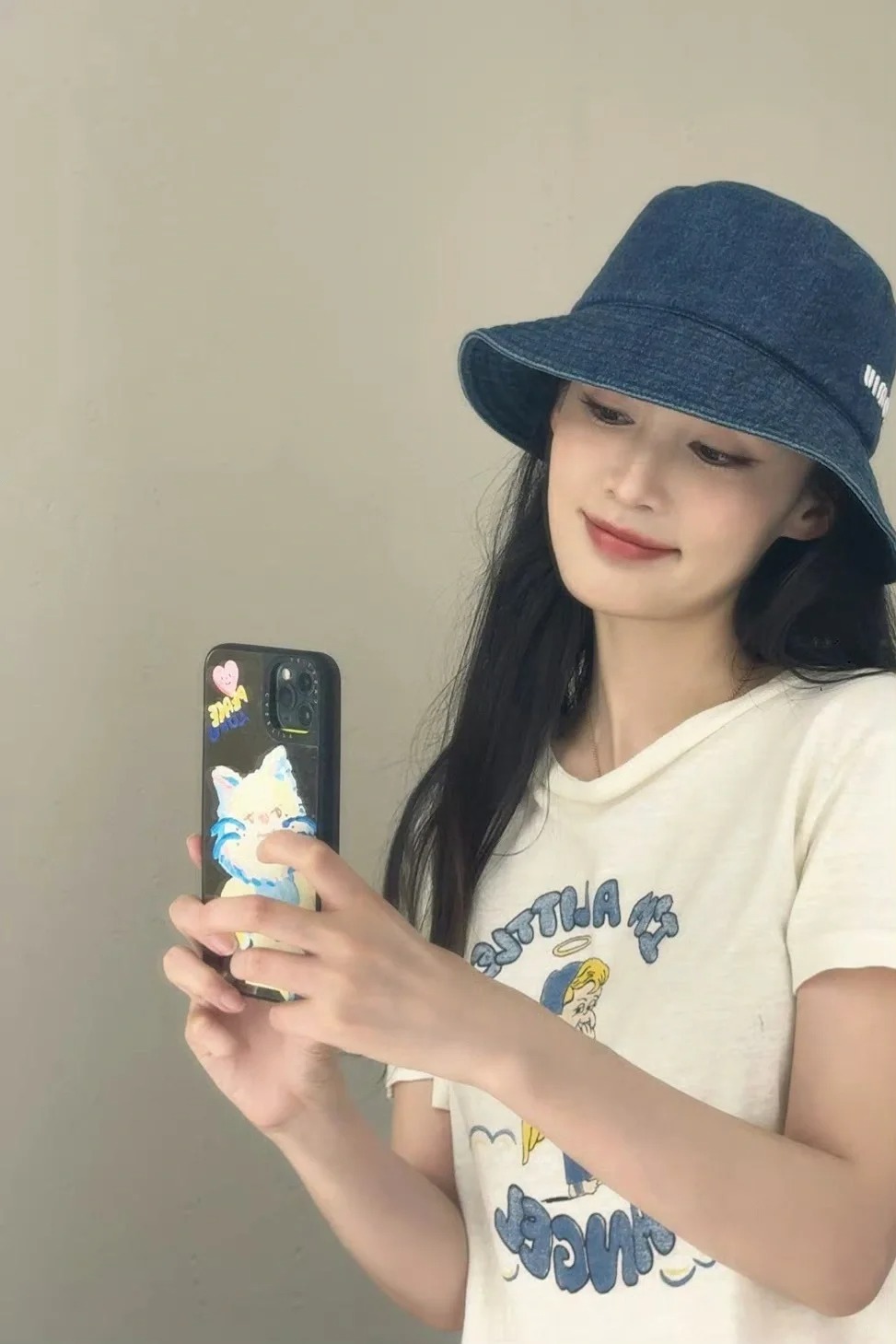 微笑沁，心情看着不错～
期待明天的妆造和#庆余年2 ，#李沁 #林婉儿 #向全世