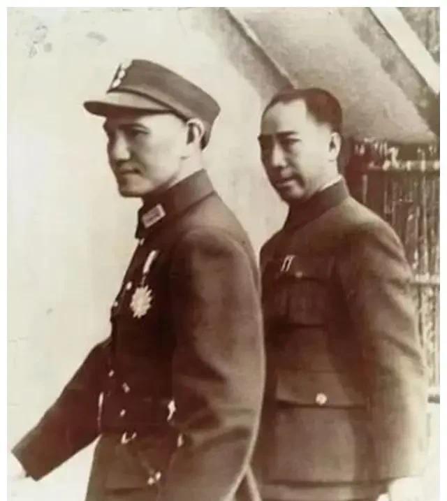 1945年，蒋介石见军统日益坐大，成立了一个五人小组进行监视。戴笠万万想不到，他