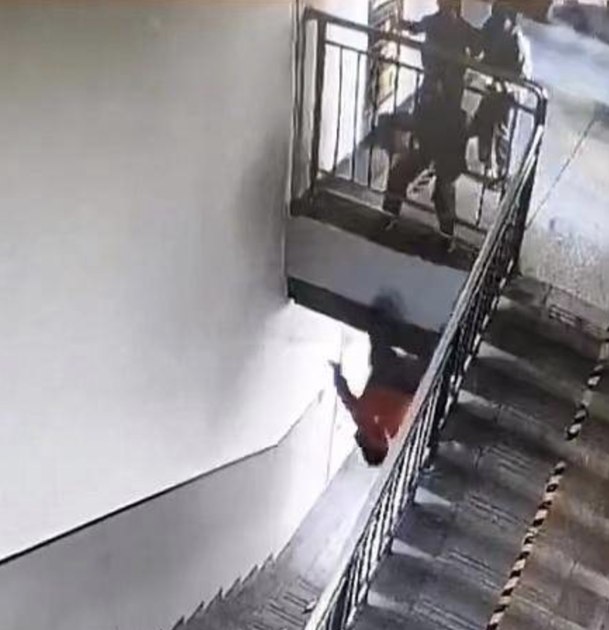 学生打闹，撞断楼梯护栏这事，有人怪建筑质量不好，这还真是怪不着。楼梯栏杆本来也不