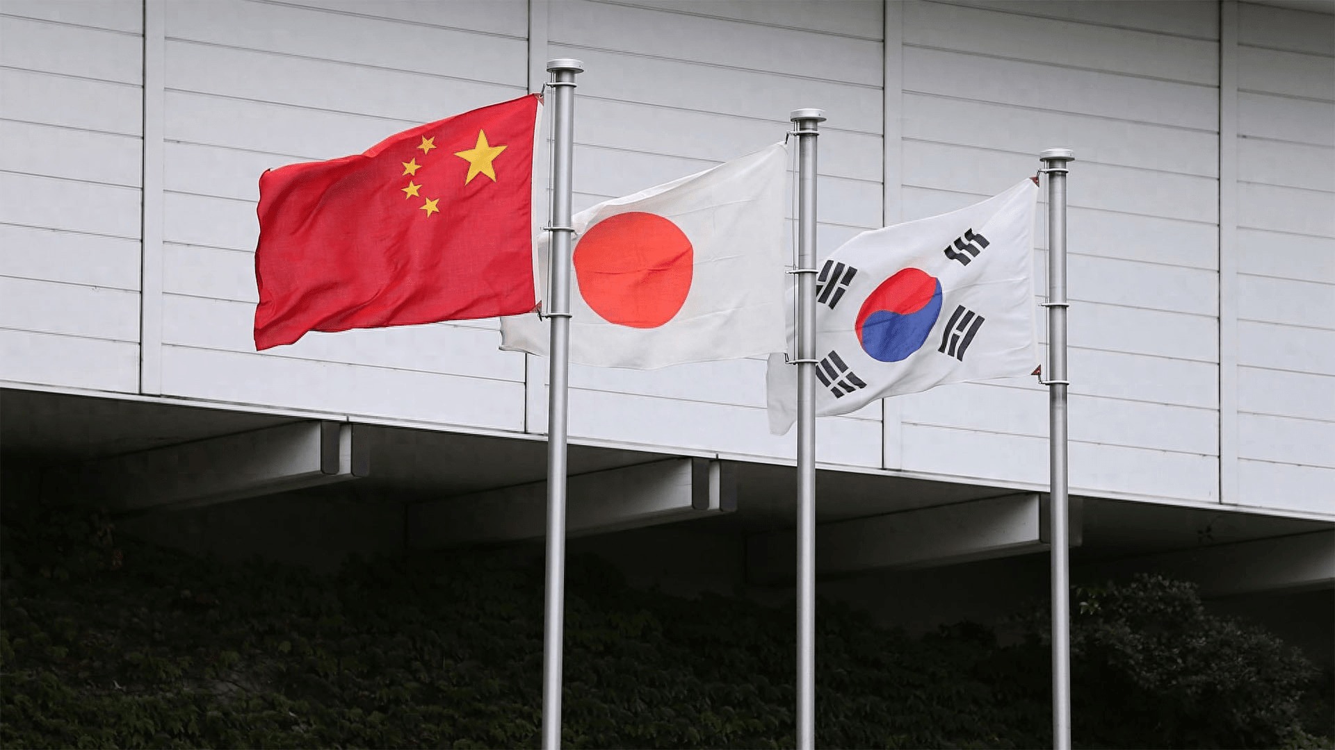 中日韩发布联合宣言，三方关系有望回暖？美国人不会坐视不管。伴随着中日韩第九次领导