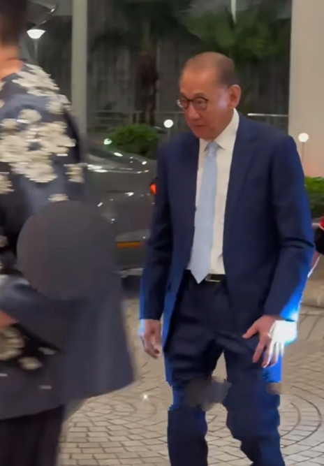 陆小曼去喝卫诗雅的喜酒真的很拉好感，可以穿的珠光宝气的，却穿成一个普通大妈的样子
