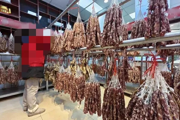 湖北武汉，男子花费7100元，在香肠店购买了180斤灌肠。不料在第二天，男子就以