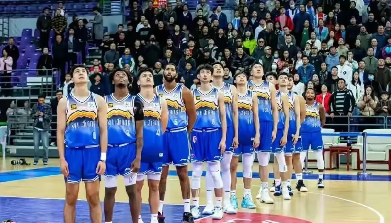CBA新疆队本赛季想夺冠，必须解决好以下几个问题：

1、李炎哲替补队员的问题。