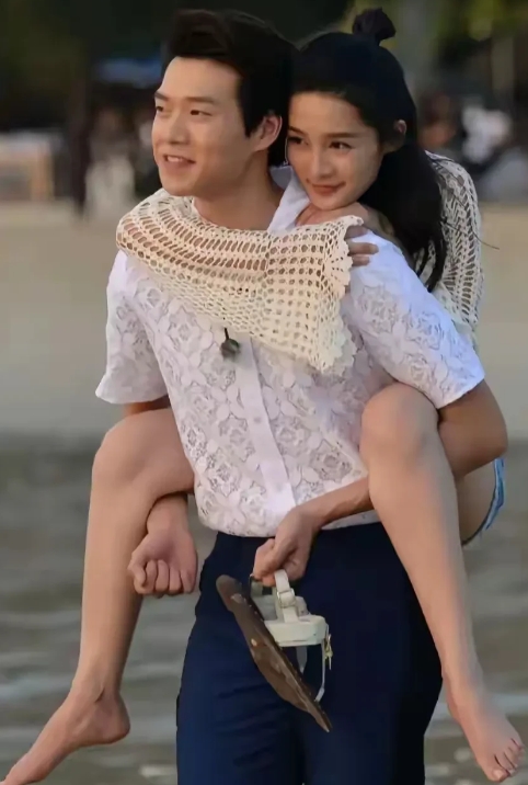 帅哥背的是谁呢？
颜值高，有气质，身材好，演技好，人品好，就连脚都这么美，无可挑