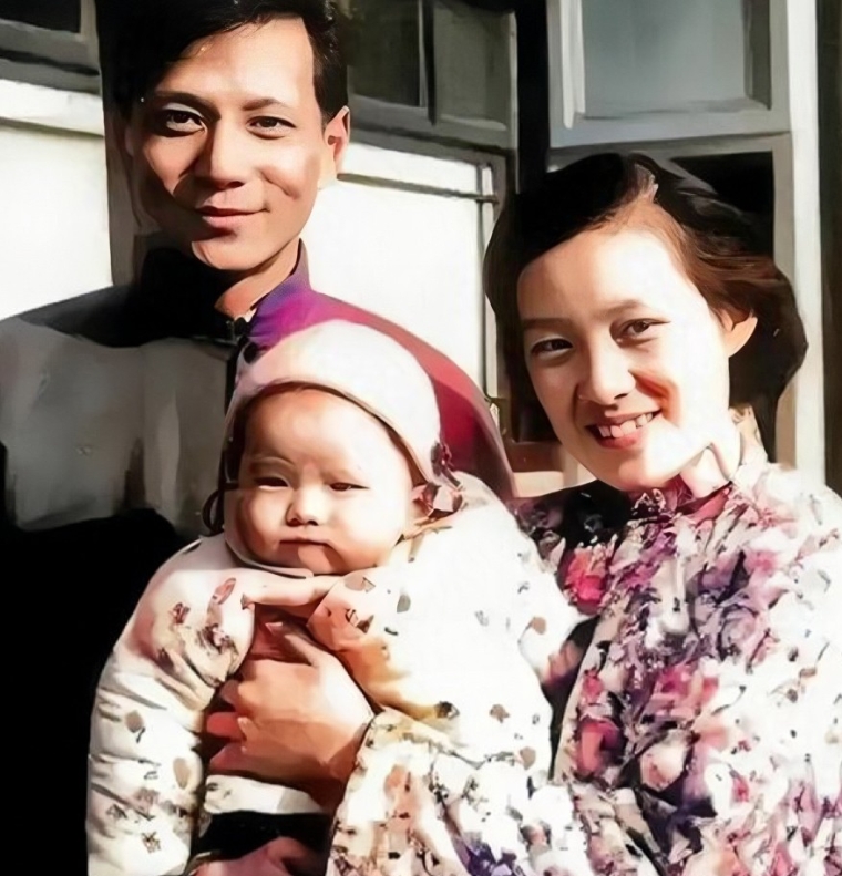 1962年，小洪晃和父母的珍贵合影，家境不凡！镜头下的洪晃穿着小棉袄，脸蛋圆嘟嘟