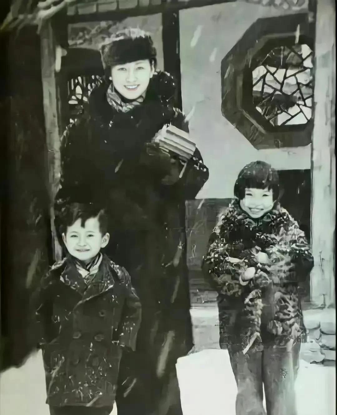 照片中的女子一笑倾城，风华绝代。
她是有名的才女，集美貌，气质和才华于一身。
