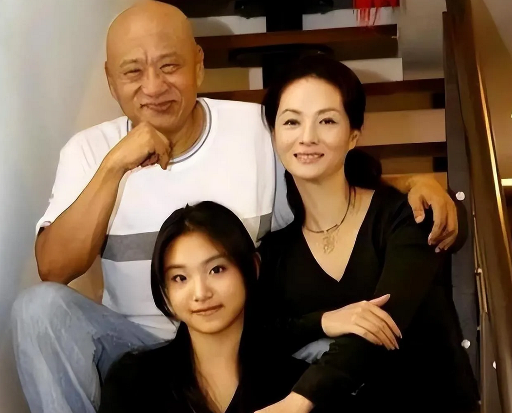 还记得那个台湾很有名的艺人和制作人凌峰吗？
贺顺顺嫁给他时，他的身价至少有千万。