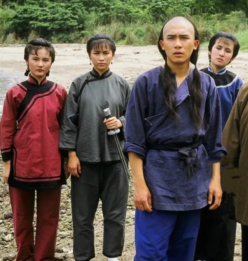 难怪有不少人说清朝时期的衣服很丑，男人的发型也很丑，看以下这张老剧照，可以说完全