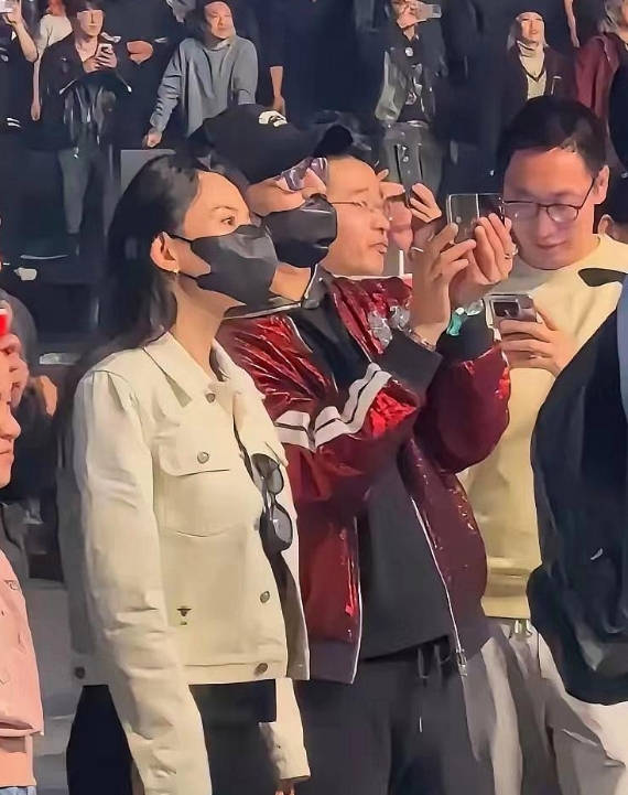 汪峰又双叒叕要当爸了！

圈内线人透露这位摇滚歌手即将第五次升级为人父，掐指一算