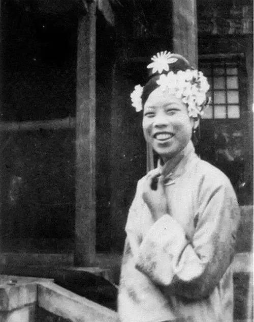 溥仪皇妃文绣的悲剧一生：从宫廷到街头的坎坷命运