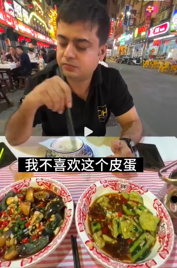 一位印度人在与朋友交谈时自豪地宣称：“在印度，上个厕所仅需5毛钱，不仅费用远低于