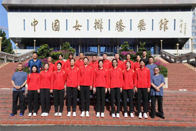 北京时间7月20日上午，中国女排从漳州出发前往法国，带着“娘家人”的满满祝福，重