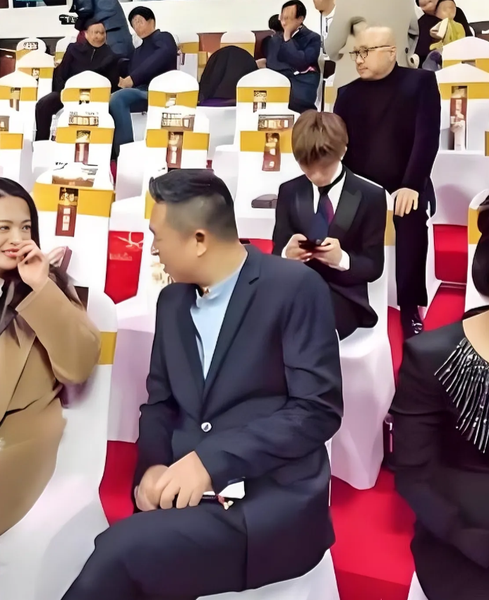 张嘉译，不光演技好，人缘也很好。这不来参加颁奖晚会时，就和旁边的朋友聊了起来，而