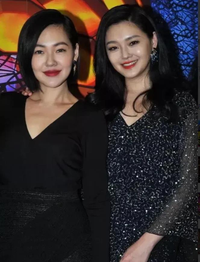 大小S的三观，可能存在很大问题——亲姐妹之间明争暗斗，塑料姐妹花。
比方说，小S