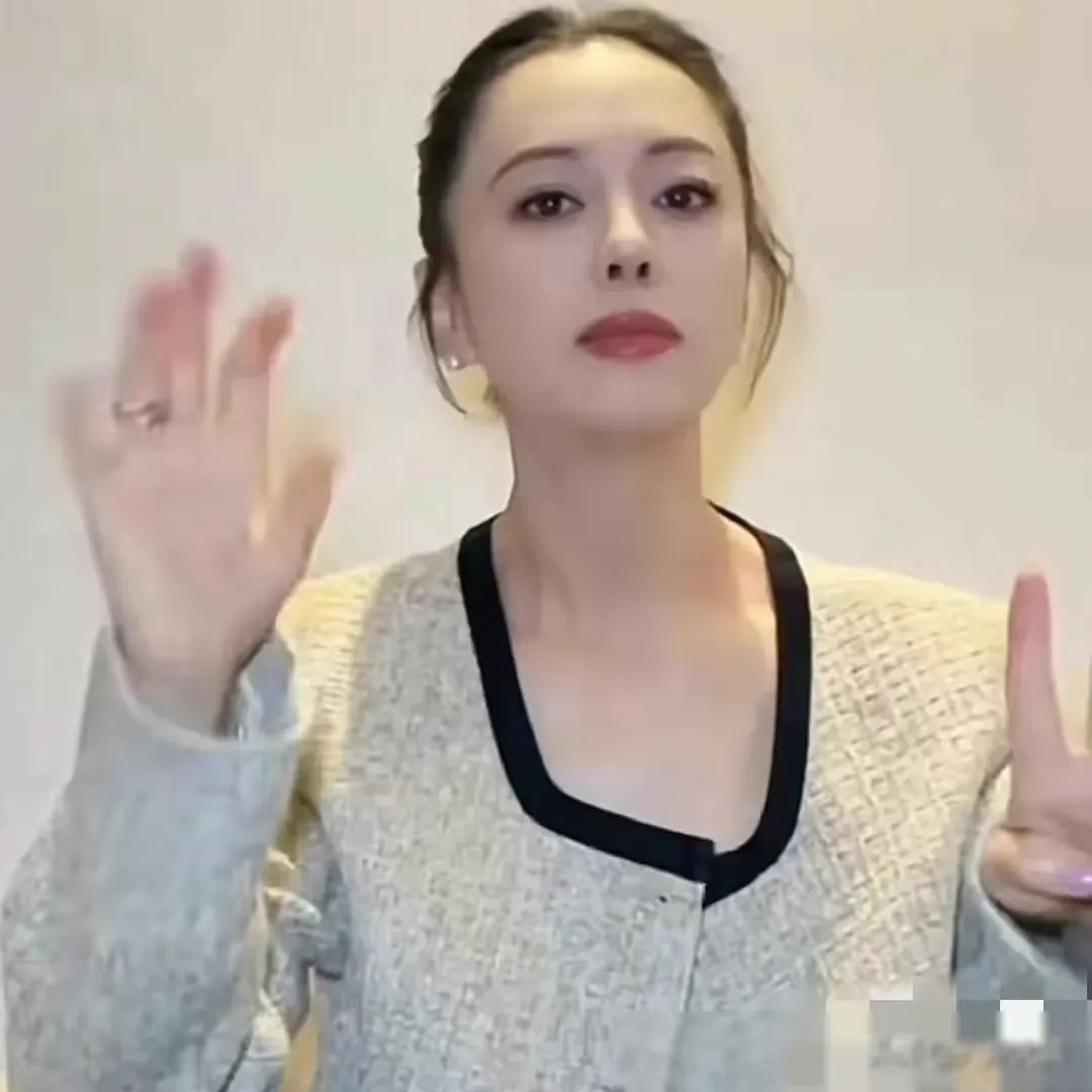 黄绮珊的美容妆确实让她模样大变，变到都发假了。