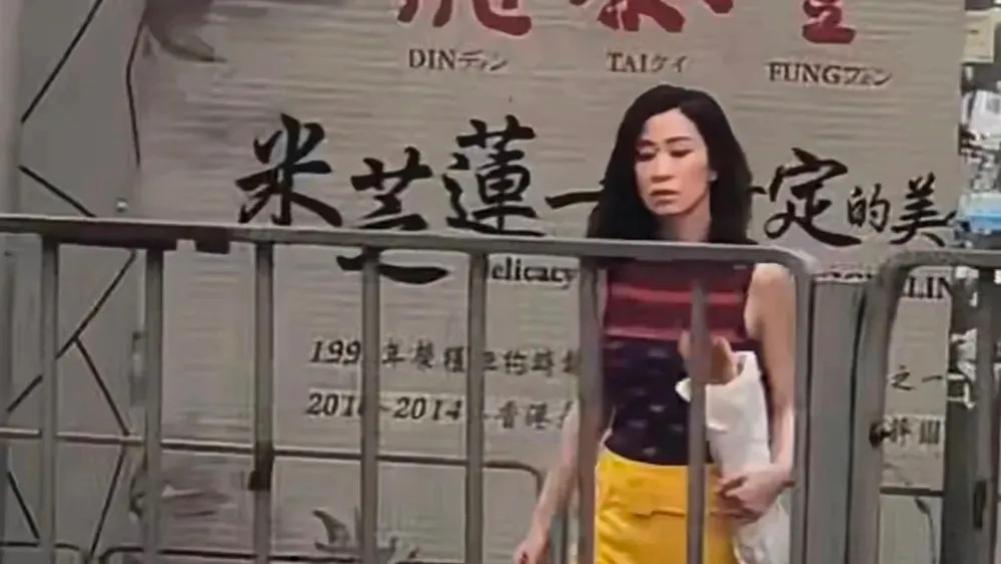 49岁佘诗曼香港街头被偶遇，穿小背心比电视瘦2倍，没了滤镜真实更美