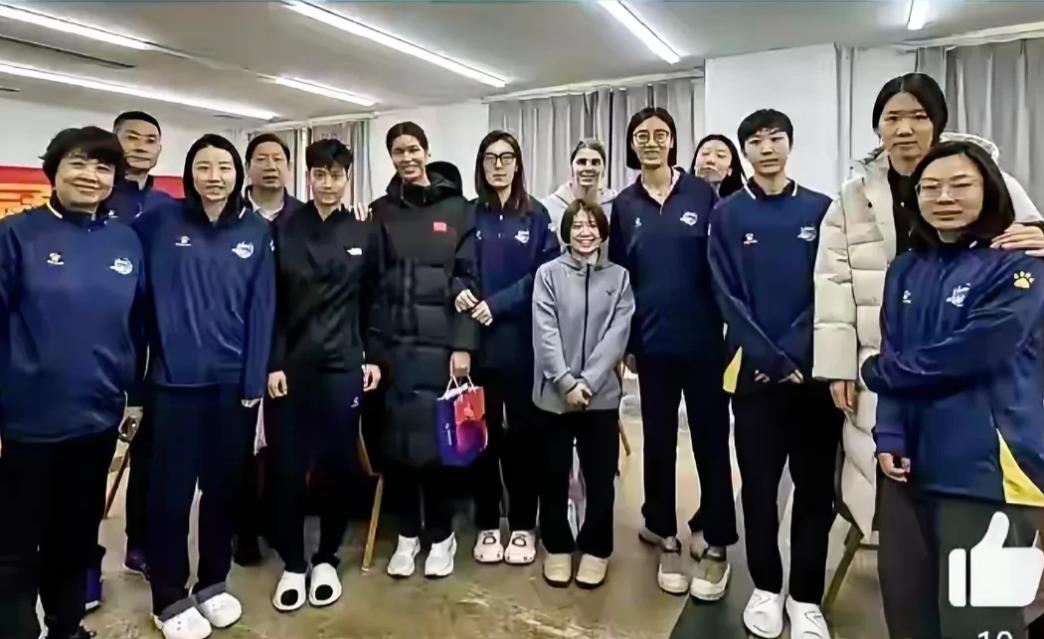 天津外援塔皮亚，高高兴兴回了家。
从一张天津女排教练队员送别塔皮亚的照片看，天津