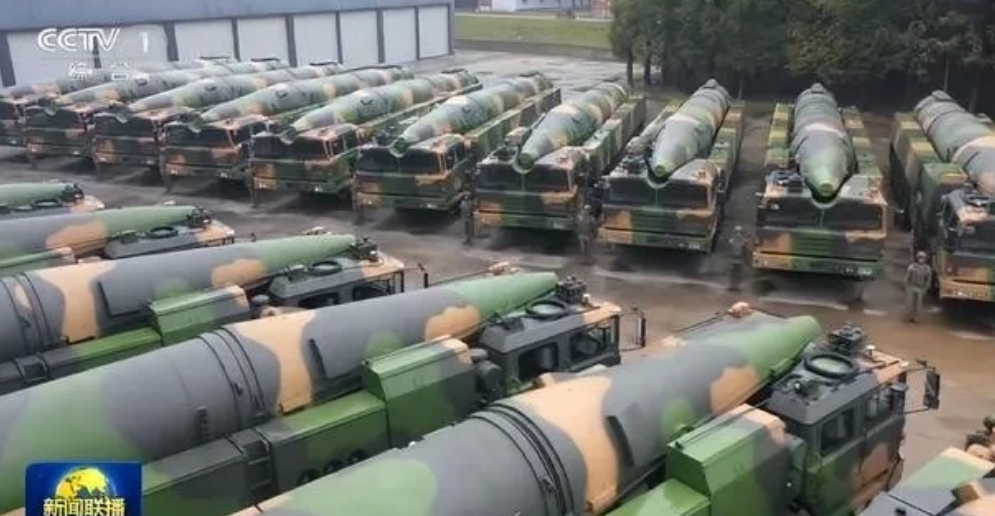 敏感时刻，火箭军亮出20套东风26。根据照片数据，停在这片区域的导弹发射车的其中