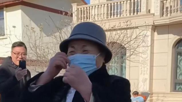 刘强东母亲回老家，跟邻里唠家常好亲切，提到章泽天笑的合不拢嘴