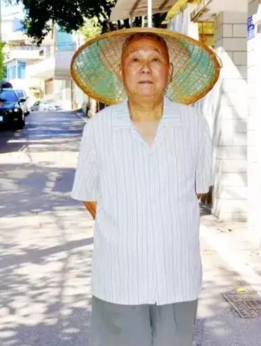 1993年，湖南一个16岁的女孩因为家境贫困，考上了高中却不得不放弃，选择去县城