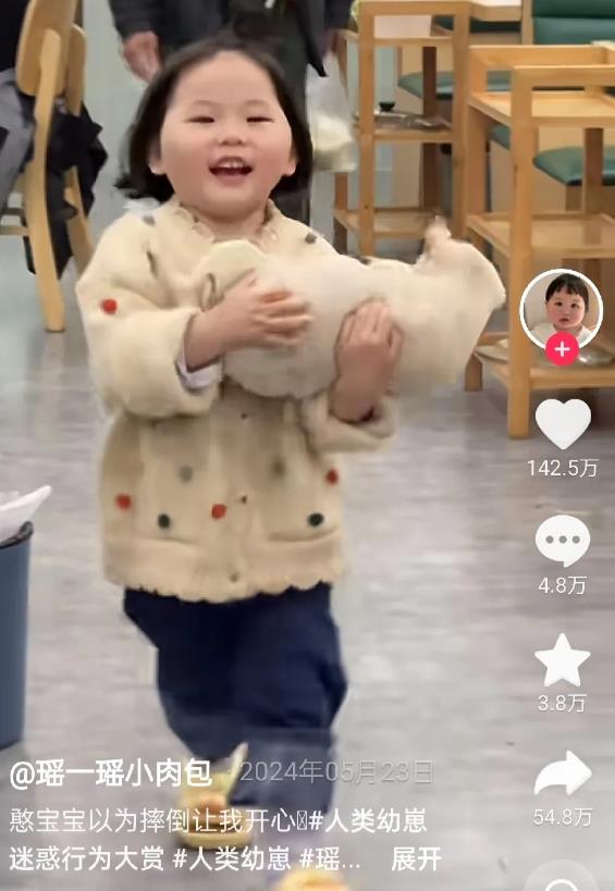 摇一摇妈妈已经评论区评论给关了，
母亲说没有虐待孩子，翻看了摇一摇以前的视频，其