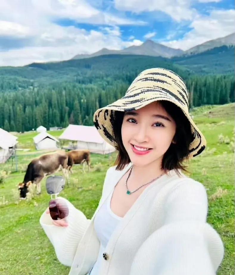 这是张若昀拍下的唐艺昕吧，甜美度爆表。今年的夫妻俩真的是大丰收，张若昀因为庆余年