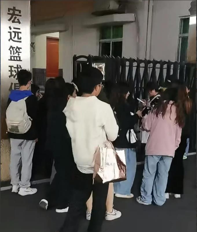 晚上11点半，广东宏远俱乐部大门口还有球迷蹲守，黄荣奇耐心为球迷签名！

今晚广