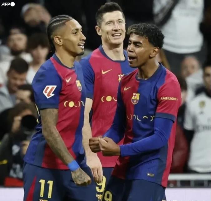 ➤ 西甲8月份联赛最佳球员:拉菲尼亚。 
➤ 西甲9月份联赛最佳球员:亚马尔。 