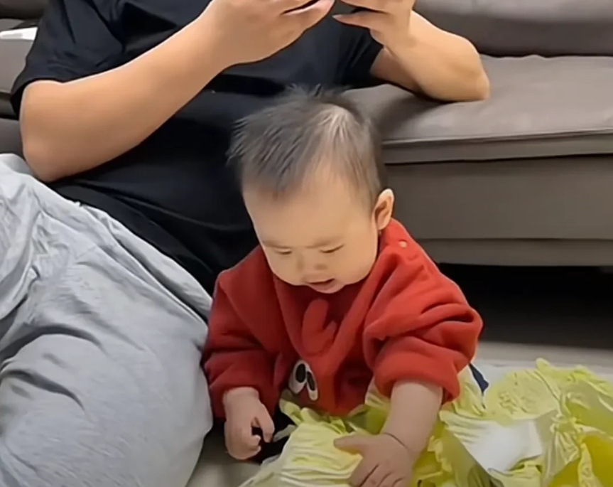 原来“娃娃菜”是这么来的！爸爸带娃给颗菜就够了，带娃打游戏做家务三不误，关键是孩