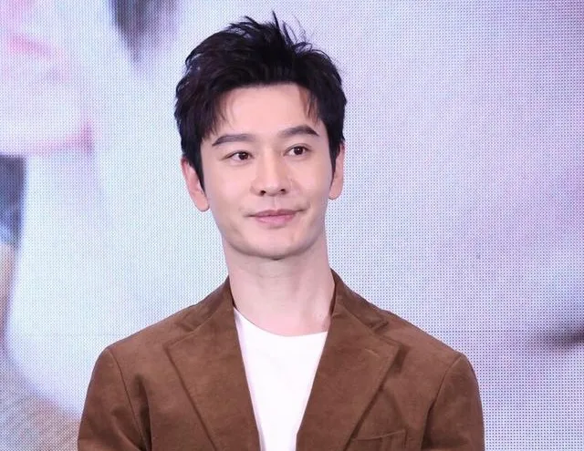 47岁的黄晓明生活近况：
黄晓明，47岁，离异了，前妻是大家都知道的模特大宝贝。