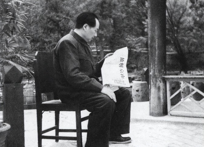 毛主席有三个习惯：刷牙不用牙膏，放学不用钱，不睡软床。
毛主席一生都保持着艰苦朴