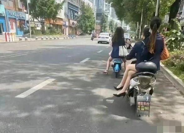 俩女同事，长的都很漂亮。穿着一样的工装，但是不同的座车姿势，感觉差别好大！