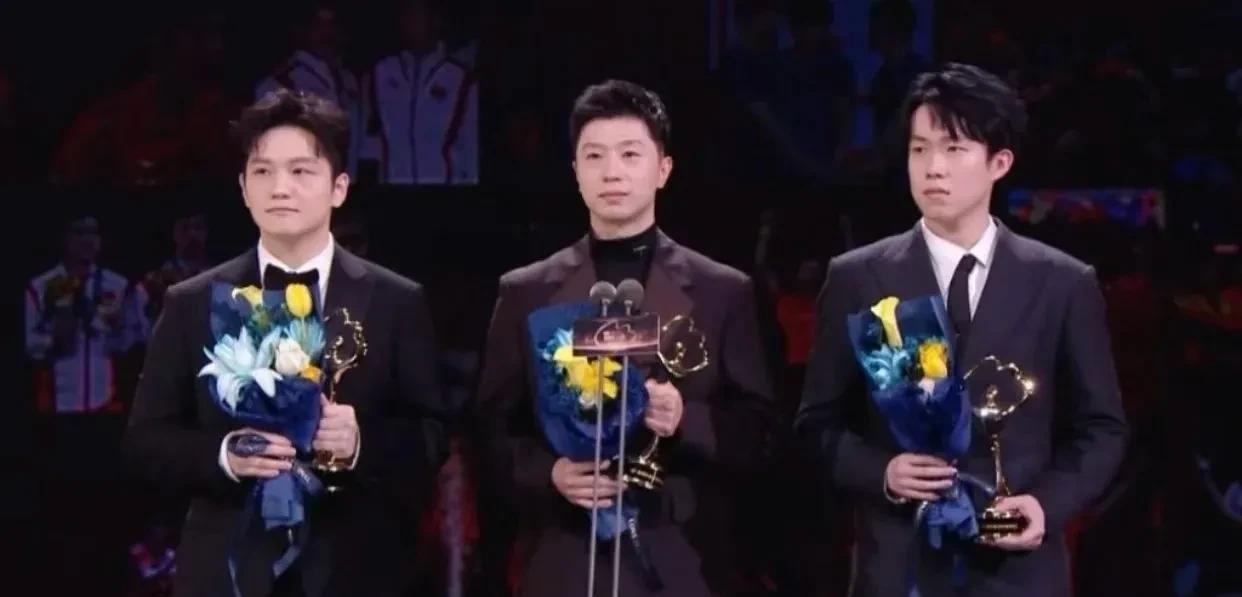 一排中区正对舞台肯定位置最好，留给了张艺谋、徐克、闫妮、李少红等等大腕级人物。