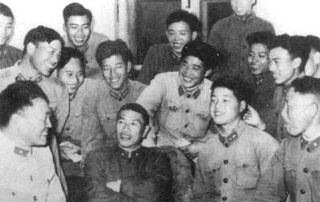 1961年，原沈阳军区司令邓华上将前往川西高原视察，路遇驻军第130师。师长董占