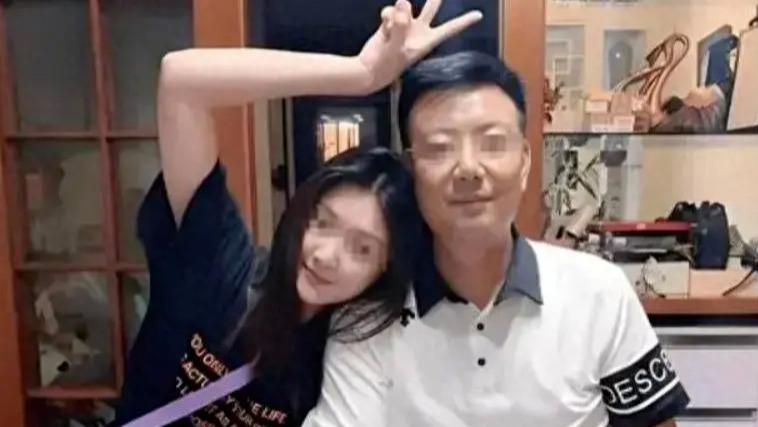 湖南女孩与父亲新疆自驾游，母亲意外发现纸篓异物，瞬间崩溃的背后