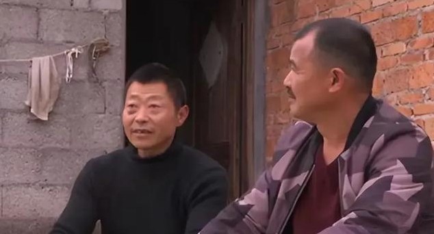 2003年，一位失忆的流浪汉朱家明，被好心的谭万刚和雷丽珍夫妻收留。在他们温暖的
