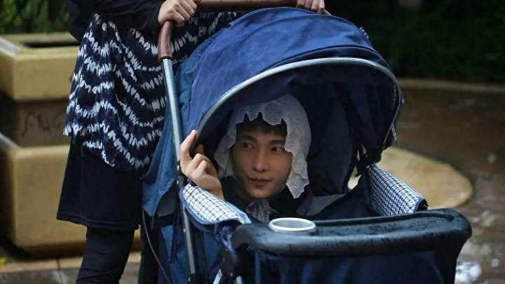 坐婴儿车，穿保安服，卖珠宝，捐助贫困儿童，他是娱乐圈的身材天花板！