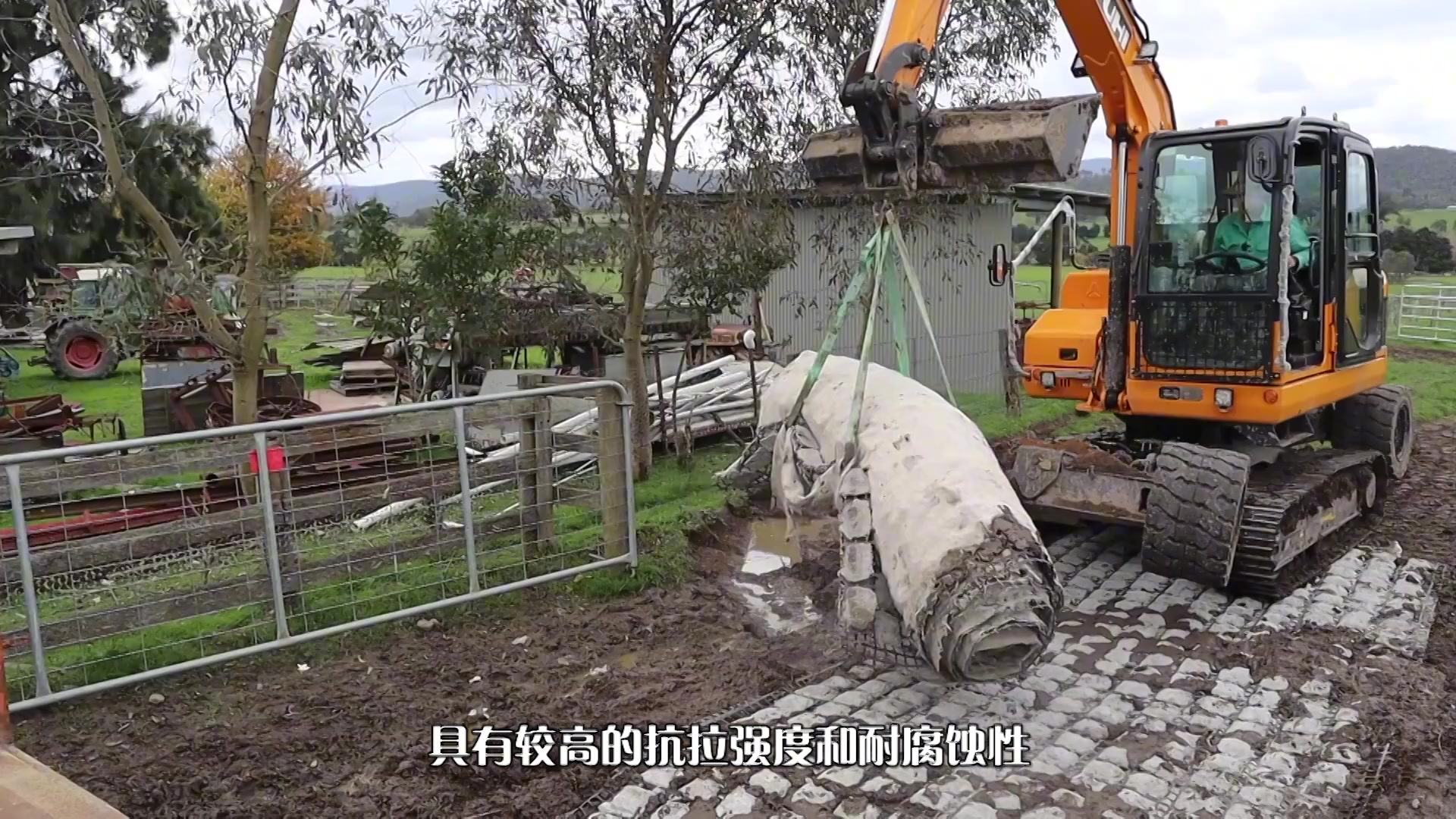 嵌有混凝土块的毯子铺满堤坝，能防止水流侵蚀，这是什么原理？