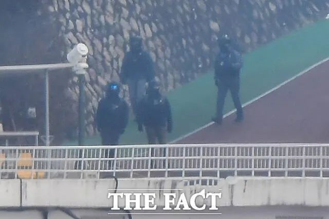 要真枪实弹了？尹锡悦官邸警卫进入备战状态！

就对即将对尹锡悦执行第二次逮捕令的