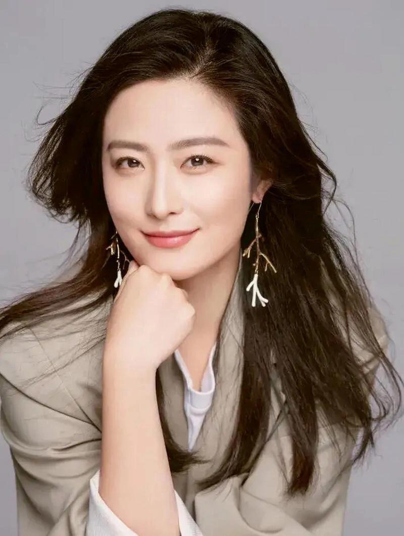 凭《人世间》出圈，出道18年低调拍戏