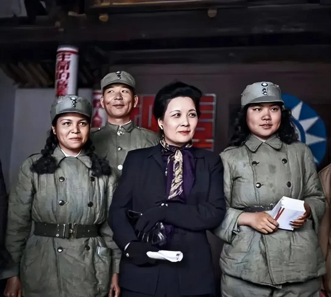 这才是宋美龄与胡琏将军的真实样貌，并非演员所扮演的，而是货真价实的历史珍品，站在