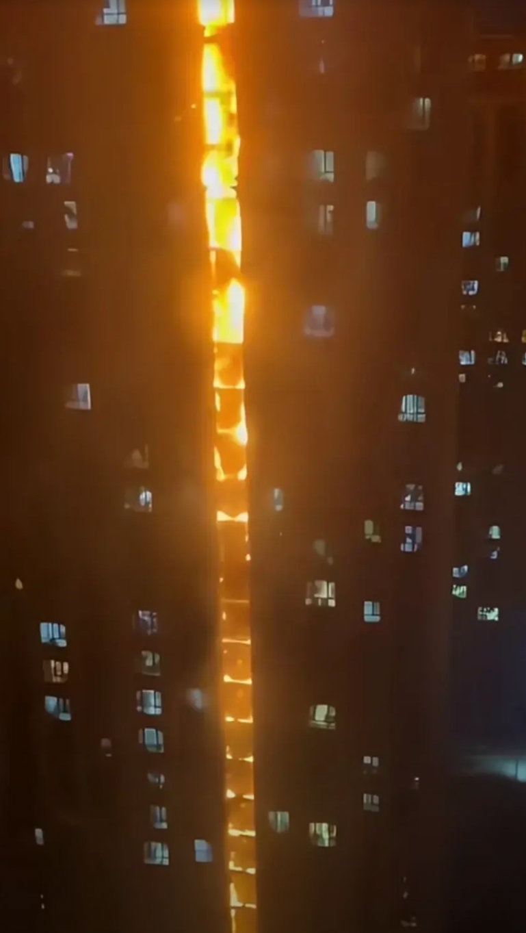 2025年石家庄的第一把火
石家庄大谈裕园着火了，火苗几十秒的事，从低楼层直接窜
