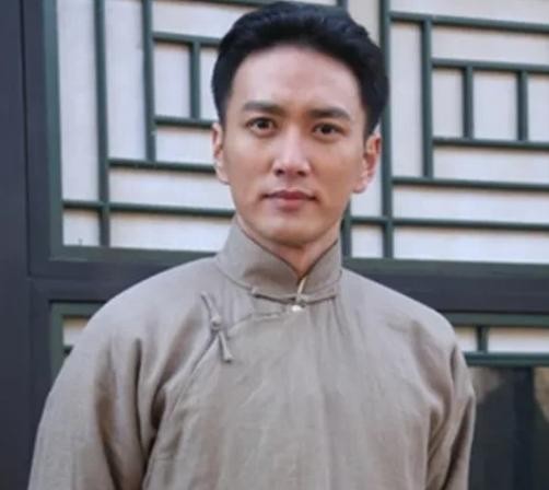 1942年，地下党员赵兴兰被捕。一个伪军给他送饭时，突然敲了敲碗底，还说要救他出